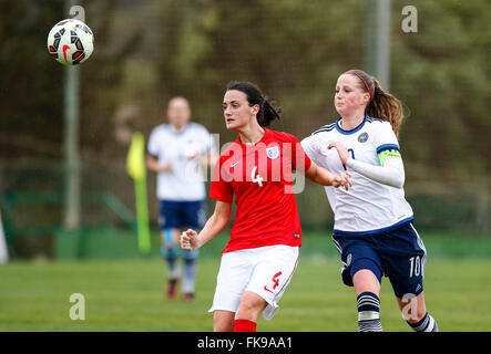 La Manga, en Espagne. 07 mars, 2016. Match de football amical Tournoi des 8 Nations entre l'Angleterre contre le Danemark les femmes de moins de 19 ans. Lauren Davies et Nicoline Sorensen. Credit : ABEL F. ROS/ Alamy Live News Banque D'Images