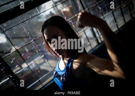 (160307) -- MEXICO, 7 mars 2016 (Xinhua) -- Photo prise le 4 mars 2016, la montre Susana Zambrano champion national de la condition physique, ce qui pose à la fin d'une session de formation dans une salle de sport dans la ville de Mexico, capitale du Mexique. Sans le soutien de sa famille, Susana a passé la dernière décennie dans le culturisme qui est encore une exclusivité pour les hommes dans le pays. "Je suis triste parce que ma maman et grandmom ne comprennent pas pourquoi j'adore le culturisme, mais je me dois de les respecter". La prochaine Journée internationale de la femme sera célébrée sous le thème "planète en 2030 50-50 : l'étape il vers le haut pour l'égalité', avec speci Banque D'Images