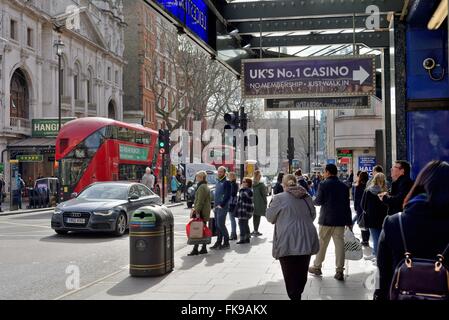 Occupé à Charing Cross Road Central London UK Banque D'Images