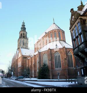 L'église Martini médiévale tour Martinitoren et dans le centre-ville de Groningue, aux Pays-Bas en hiver (deux images cousues) Banque D'Images