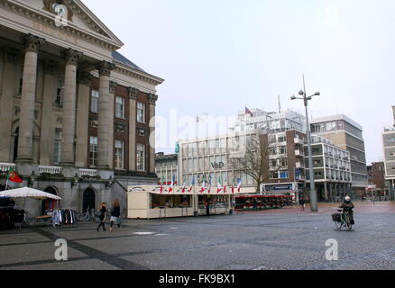 L'Hôtel de ville le Grote Markt, Groningen, Pays-Bas. En arrière-plan grand V&D department store, fermé en février 2016 Banque D'Images