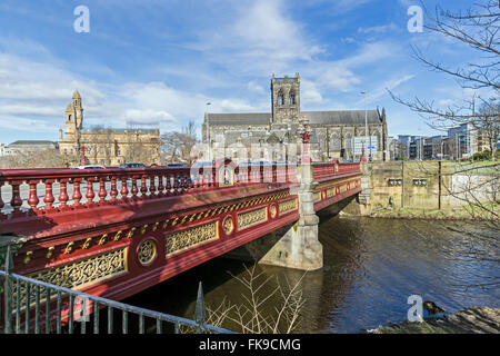 Dans Paisley Abbey Paisley Renfrewshire Scotland avec Abbey Bridge au premier plan à travers le Livre blanc de l'eau Panier & hôtel de ville à gauche Banque D'Images