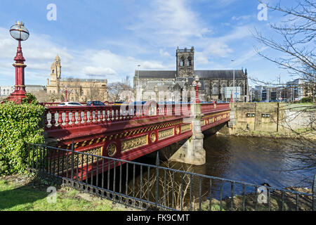 Dans Paisley Abbey Paisley Renfrewshire Scotland avec Abbey Bridge au premier plan à travers le Livre blanc de l'eau Panier & hôtel de ville à gauche Banque D'Images