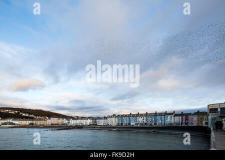 La vue depuis la jetée nord vers Aberystwyth à Constitution Hill. Banque D'Images