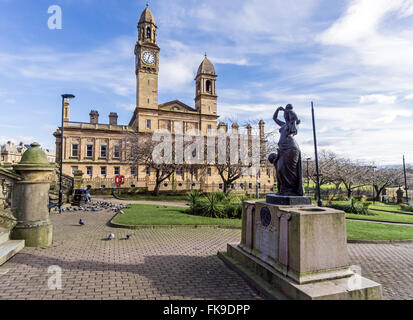 L'hôtel de ville de Paisley Renfrewshire Scotland de l'ouest avec le Sir William Dunn Memorial en Dunn Square Banque D'Images