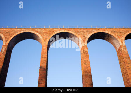 Leaderfoot viaduc sur la rivière Tweed près de Melrose dans les Scottish Borders au lever du soleil en hiver Banque D'Images