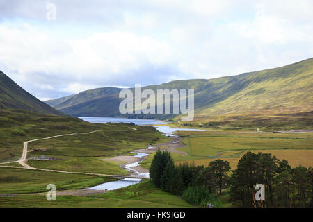 Une vue sur le Loch Garry, à partir de la route nationale A9 grâce à Perth et Kinross, Scotland Banque D'Images