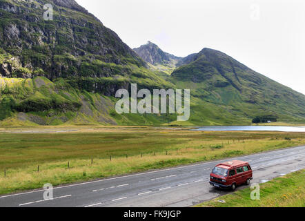 L'A82 Trunk road à Loch Achtriochtan dans Paysage de Glen Coe sous les trois soeurs dans les hautes terres de l'ouest de l'Ecosse. Banque D'Images