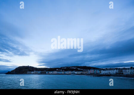 La vue depuis la jetée nord vers Aberystwyth à Constitution Hill. Banque D'Images