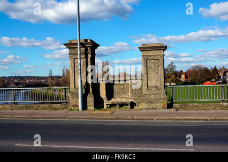 COBDEN, PILIERS DU PONT CÔTÉ PARC BITTERNE Banque D'Images