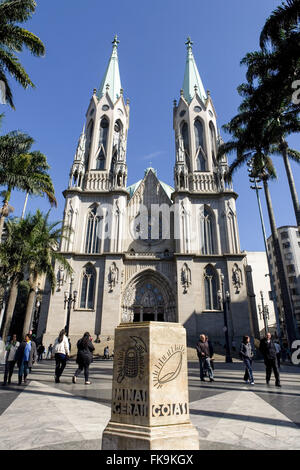 Ground zero et Cathédrale Métropolitaine de Sao Paulo - cathédrale dans le quartier historique Banque D'Images