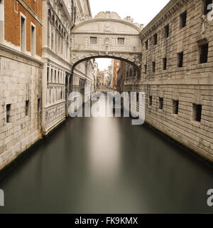 Venise, Italie, gondole le long d'un canal passant sous le célèbre Pont des Soupirs (Ponte dei Sospiri). Banque D'Images