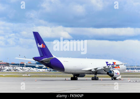 -Avions Cargo Airbus A300B4-622R(F)-, -d- FedEx, compagnie aérienne est stationné à l'extérieur de la piste, à l'aéroport de Madrid. Jour nuageux. Banque D'Images