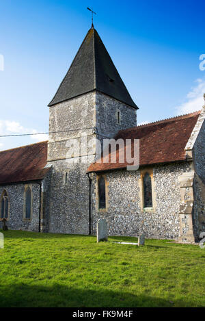 La tour de l'église romane de St Nicolas dans l'East Sussex hameau d'Iford sur un après-midi de printemps précoce Banque D'Images
