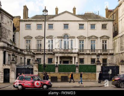 Londres, Royaume-Uni - 24 Février 2016 : Cambridge House au 94 Piccadilly Londres était autrefois la maison de Lord Palmerston Banque D'Images