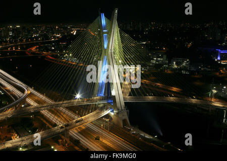 Vue de nuit sur la pont à haubans sur Octavio Frias de Oliveira le Pinheiros Banque D'Images
