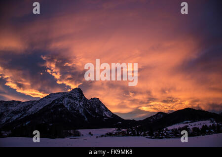 Coucher de soleil sur la montagne Sarstein près de Bad Aussee Banque D'Images