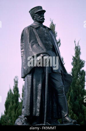 AJAXNETPHOTO. BOUCHAVESNES-BERGEN, FRANCE. - FOCH MEMORIAL - STATUE DE L'ANGLAIS WORLD WAR ONE LE COMMANDANT DE L'armée du maréchal Ferdinand Foch SUR LA ROUTE N17. VILLAGE A été renommé en 1920 en l'honneur du magnat du transport maritime norvégien WALLEM HAACKON QUI ONT AIDÉ À FINANCER LA RECONSTRUCTION DU VILLAGE APRÈS SA DESTRUCTION AU COURS DE LA PREMIÈRE GUERRE MONDIALE. PHOTO:JONATHAN EASTLAND/AJAX REF:402826 Banque D'Images