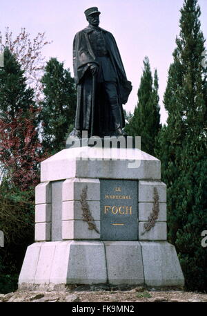 AJAXNETPHOTO. BOUCHAVESNES-BERGEN, FRANCE. - FOCH MEMORIAL - STATUE DE L'ANGLAIS WORLD WAR ONE LE COMMANDANT DE L'armée du maréchal Ferdinand Foch SUR LA ROUTE N17. VILLAGE A été renommé en 1920 en l'honneur du magnat du transport maritime norvégien WALLEM HAACKON QUI ONT AIDÉ À FINANCER LA RECONSTRUCTION DU VILLAGE APRÈS SA DESTRUCTION AU COURS DE LA PREMIÈRE GUERRE MONDIALE. PHOTO:JONATHAN EASTLAND/AJAX REF:402827 Banque D'Images