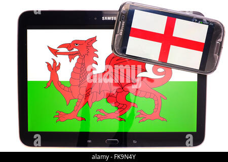 Les drapeaux de pays de Galles et l'Angleterre s'affiche sur les écrans d'une tablette et un smartphone sur un fond blanc. Banque D'Images