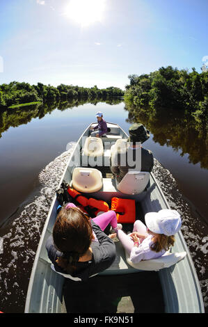 Les touristes en bateau visiter le Pantanal Banque D'Images