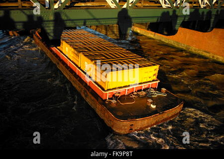 AJAXNETPHOTO. Londres, Angleterre. - TRANSPORT DE CONTENEURS - UNE BARGE CHARGÉE AVEC DES CONTENEURS PASSANT SOUS HUNGERFORD BRIDGE SUR LA TAMISE. PHOTO:JONATHAN EASTLAND/AJAX REF:M873010 545 Banque D'Images