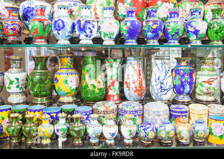 Vases et pots cloisonné dans un centre commercial, Beijing, Chine Banque D'Images