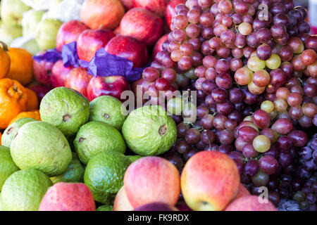 Détail de l'open-air - fruits goyave, de raisin et de la litière Banque D'Images