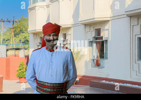 L'homme indien avec turban rouge robe traditionnelle à l'extérieur de l'hôtel près de Fatehpur Sikri, Uttar Pradesh, Inde, Asie Banque D'Images