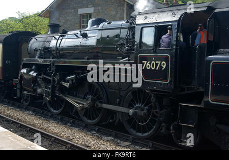 Locomotive vapeur 76079 moteur montrant chauffeur en attente à Levisham tion sur le patrimoine de North York Moors Railway (NYMR) Banque D'Images