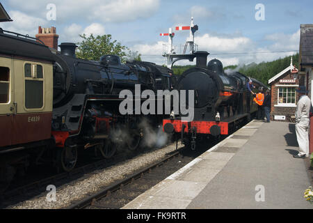 Paire de trains à vapeur, 49395 et 76079 à la gare de Levisham sur le patrimoine de North York Moors Railway Banque D'Images