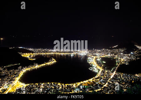 Vue nocturne de la Lagoa Rodrigo de Freitas de la montagne du Corcovado Banque D'Images