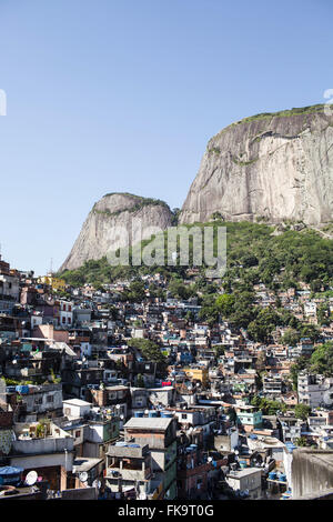 Vue aérienne de la Rocinha bidonville à Morro avec deux Frères Accessoire Banque D'Images