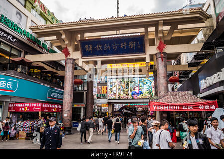 Shopping marchés et rues autour de Jiefang Road, Sanya. Hainan. La Chine. Banque D'Images