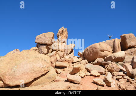 Affleurement rocheux sur la route de Pike's Peak, Colorado, Pike's Peak avec climber Banque D'Images