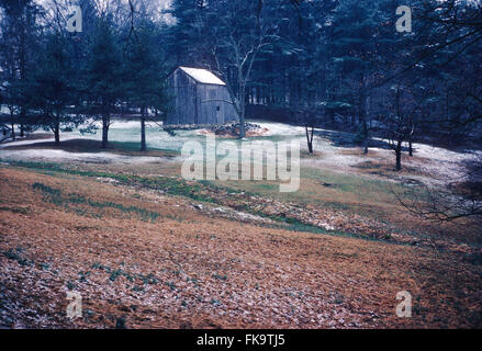 Grange et début de neige près de Chadds Ford, North Carolina, USA Banque D'Images