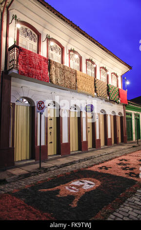 Bonne rue décorées avec des tapis de sciure de bois de couleur pour la procession du Corpus Christi Banque D'Images