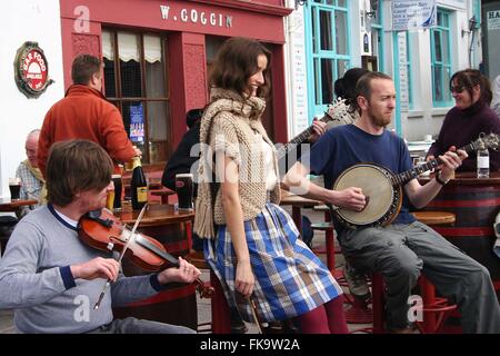 La musique dans le square baltimore West Cork Irlande Banque D'Images