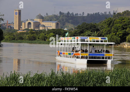 Les touristes en ferry sur le Rio Paraíba do Sul avec nouvelle basilique dans l'arrière-plan Banque D'Images