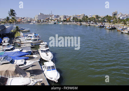 Bateaux amarrés dans le canal Itajuru yacht club dans le centre-ville - côte de Rio Banque D'Images