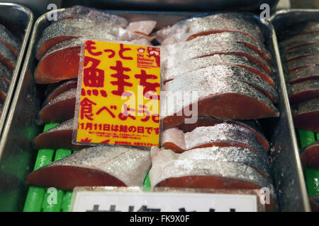 Poisson frais en vente sur le marché aux poissons de Tsukiji Shijo Banque D'Images