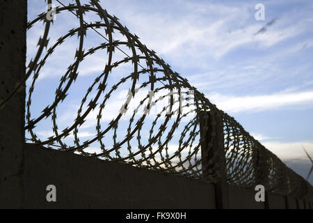 Clôture avec barbelés dans une zone sécurisée de la ferme éolienne des vents Source Banque D'Images