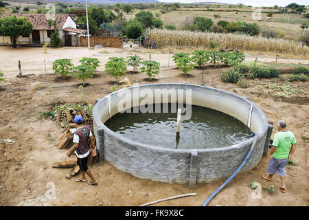 Fourniture par camion-citerne tanker de ville à la campagne dans la backlands de Bahia Banque D'Images