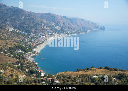 Vue de la côte de la ville sur les rives de la mer Ionienne - le bras de la Mer Méditerranée Banque D'Images