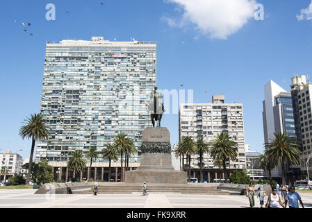 Statue équestre - Monmento au général José Gervasio Artigas en place de l'indépendance Banque D'Images