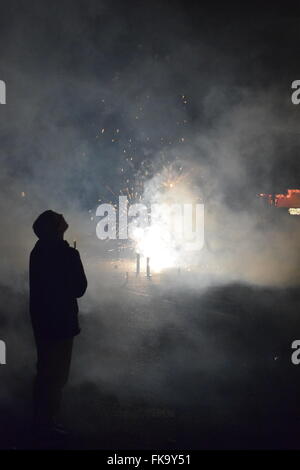 En dehors des limites de la ville d'Austin, un garçon déclenche d'artifice pour le Nouvel An. Banque D'Images
