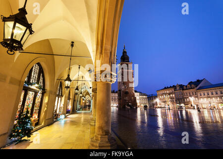 Cracovie Tour Rathaus vu d'arches de Halle aux draps. Cracovie, Pologne Banque D'Images