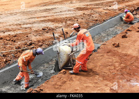 Les travailleurs de la construction sur l'autoroute BR 163 Cuiaba-Santarem Banque D'Images