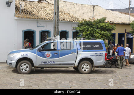 La police militaire voiture garée dans la rue avec des pavés Banque D'Images