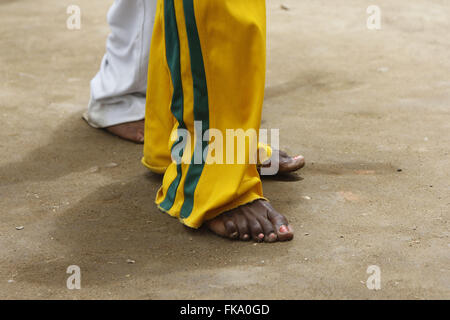 Pieds nus dans la roda de capoeira dans la célébration de la journée de Iemanja Banque D'Images